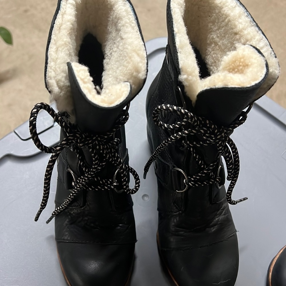Sorel black leather lace up boot with Sherpa size 6